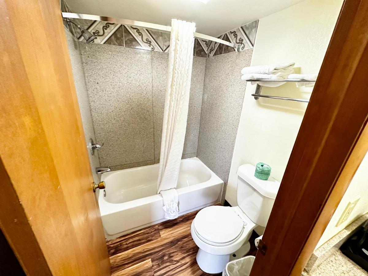 Regency Inn Iola Dış mekan fotoğraf
