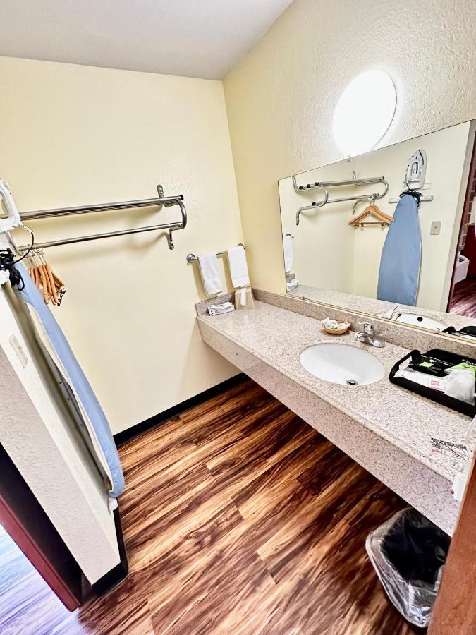 Regency Inn Iola Dış mekan fotoğraf