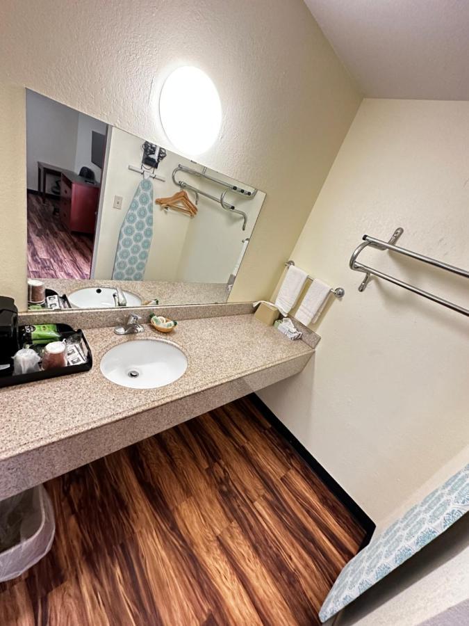 Regency Inn Iola Dış mekan fotoğraf