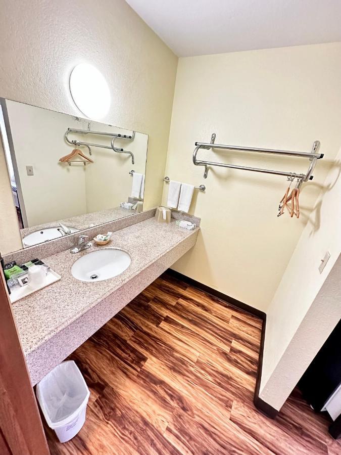 Regency Inn Iola Dış mekan fotoğraf